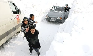 Am rămas înzăpeziţi, astfel că  am avut nevoie de ajutoare  ca să ne continuăm drumul jpeg