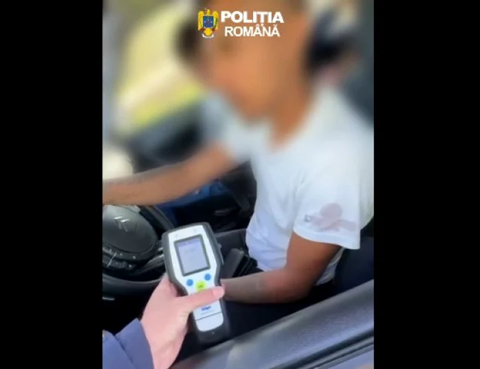 Șofer de 24 de ani, prins beat la volan cu trei copii în mașină. FOTO: Captură Video 