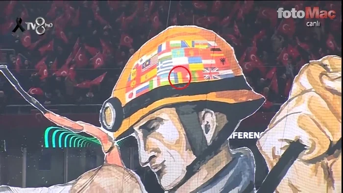 Steagul României a fost desenat pe casca pompierului. Captură TV