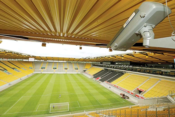 Imediat ce mingea trece linia porţii, sistemul de avertizare se declanşează (FOTOGRAFII: Reuters)