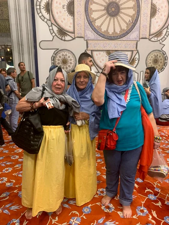 Anca Pandrea și prietenele ei în vizită la Moscheea Albastră din Istanbul, cu fuste până în pământ, cu capul acoperit și în picioarele goale