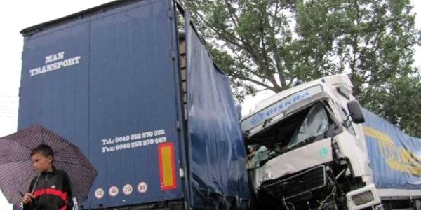 Două tiruri au fost implicate în accident Foto: arhiva Adevărul