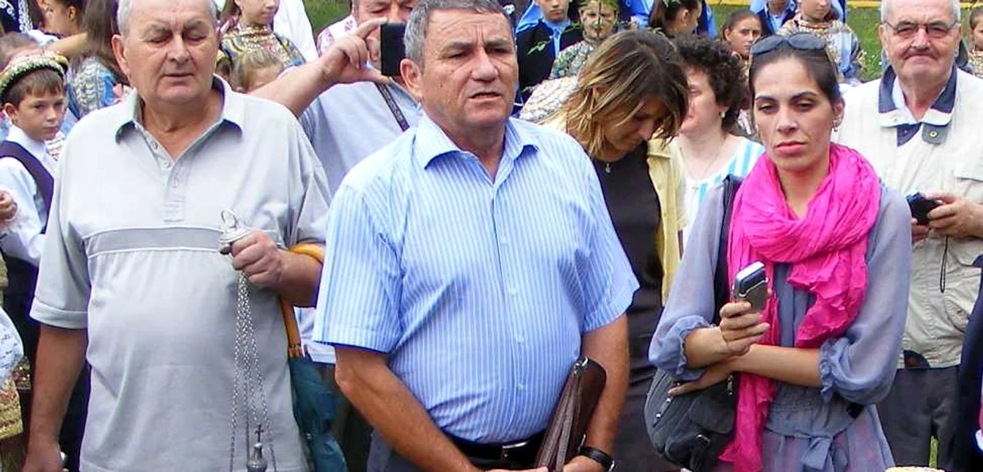 Deputatul Niculae Mircovici (cămaşă albastă) a lansat un atac dur la adresa românilor „neam de slugă”