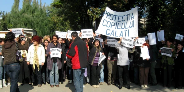 Angajaţii de la Protecţia Copilului Galaţi şi-au strigat nemulţumirile în curtea unităţii