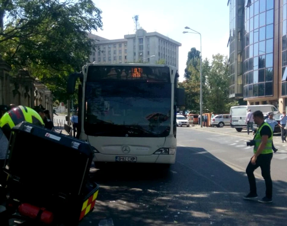 
    Acesta este autobuzul implicat în accident (foto:ISU București-Ilfov)  