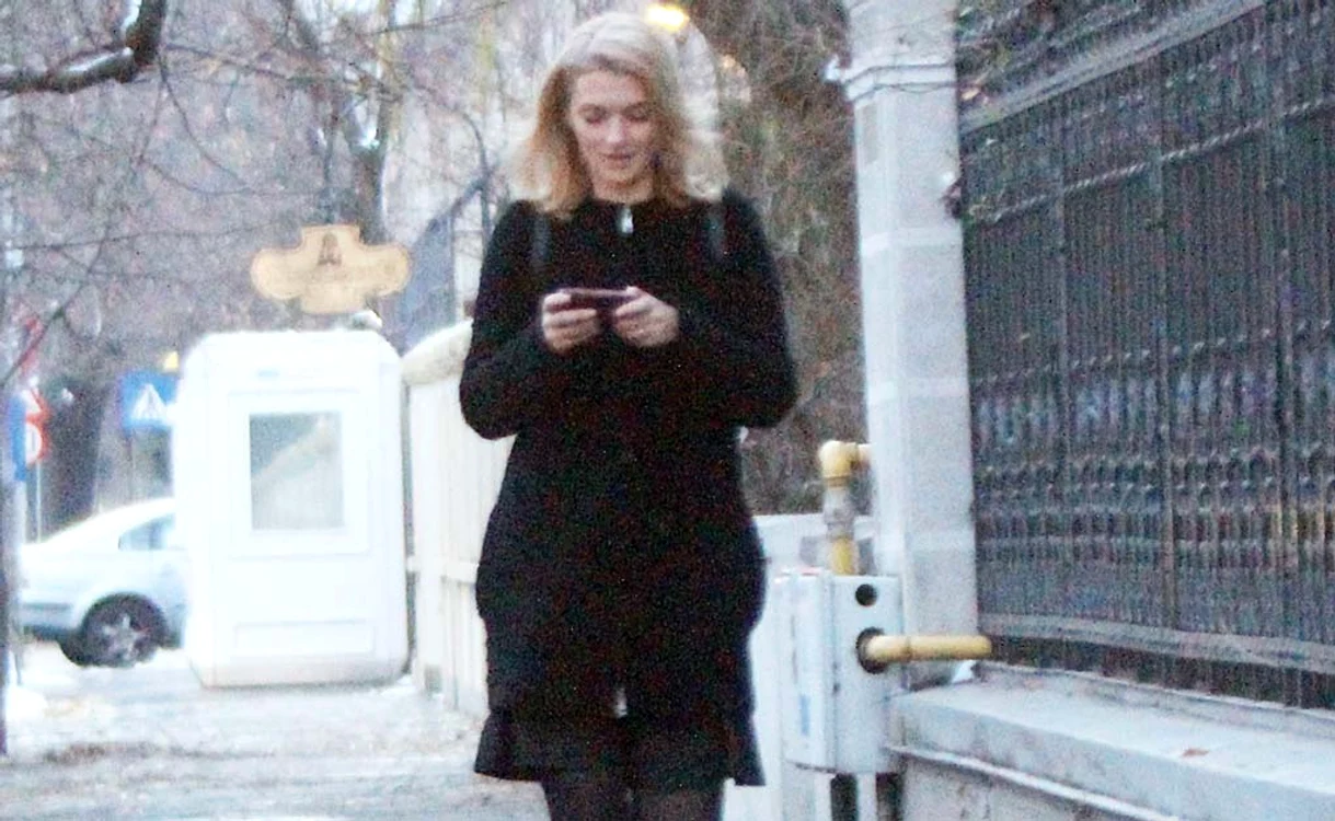 
    Blonda zâmbeşte  în timp ce  „butonează”  telefonulFoto: Mihai Ionescu  