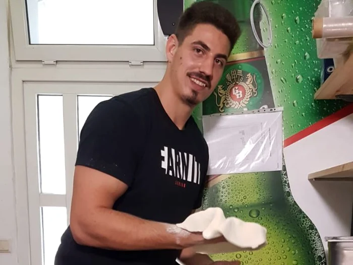 
    Alin Firfirică, cu blatul de pizza si discul care l-a făcut celebru  