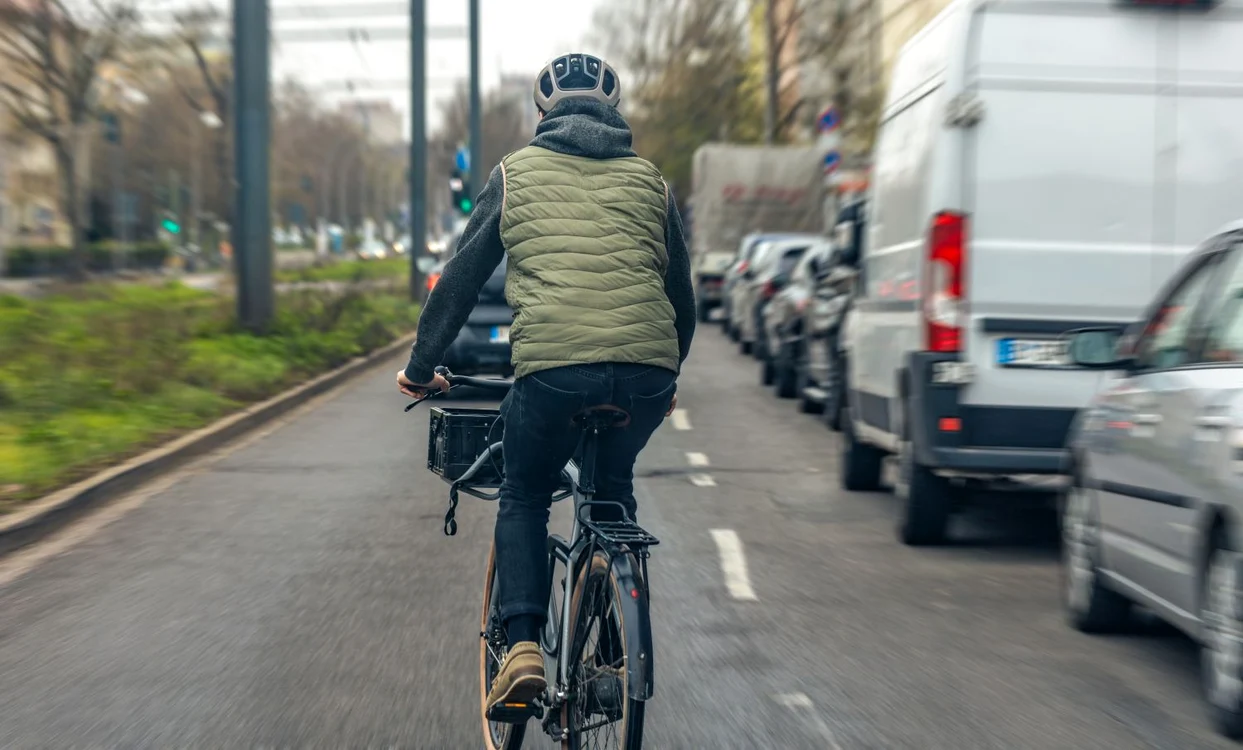 Bicicliștii împart adesea carosabilul cu șoferi cu care intră în conflict. 