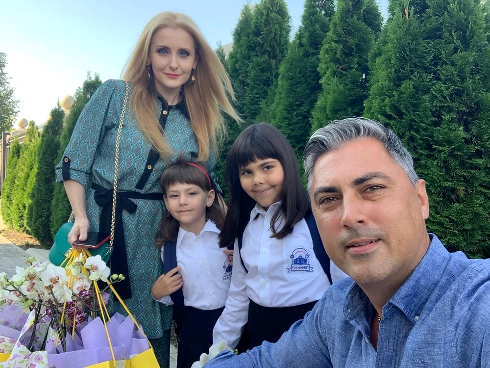 Alina Sorescu, Alex Ciucu și fetițele lor.