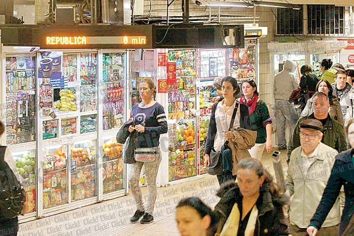 La patiseria din Piaţa Unirii  se opresc sute de călători pe zi (Fotografii: Sever Gheorghe)