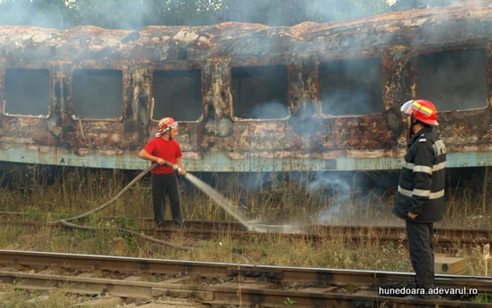 Incendiu pe calea ferată. Foto: Daniel Guță. Arhivă.