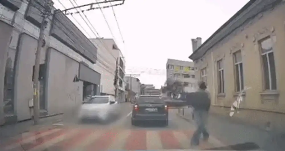 Un șofer de ride-sharing și-a luat clienții direct de pe trecerea de pietoni. Manevra interzisă care i-a adus amendă