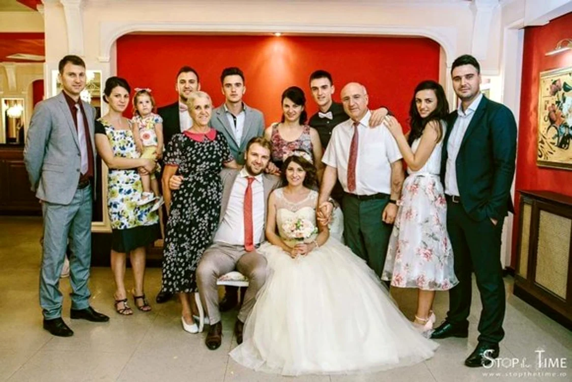 
    Cei doi prezintă cu Alina Darmon o emisiune magazin, la A7 TV   