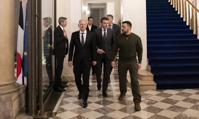 Volodimir Zelenski a sosit la Paris miercuri seară pentru o cină cu omologul său francez Emmanuel Macron şi cu cancelarul german Olaf Scholz (foto: Twitter / Emmanuel Macron)