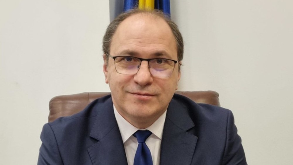 Ministrul Educației explică de ce privea la telefon, în timpul discursului emoționant al unei eleve: „Se adunaseră mai multe mesaje”