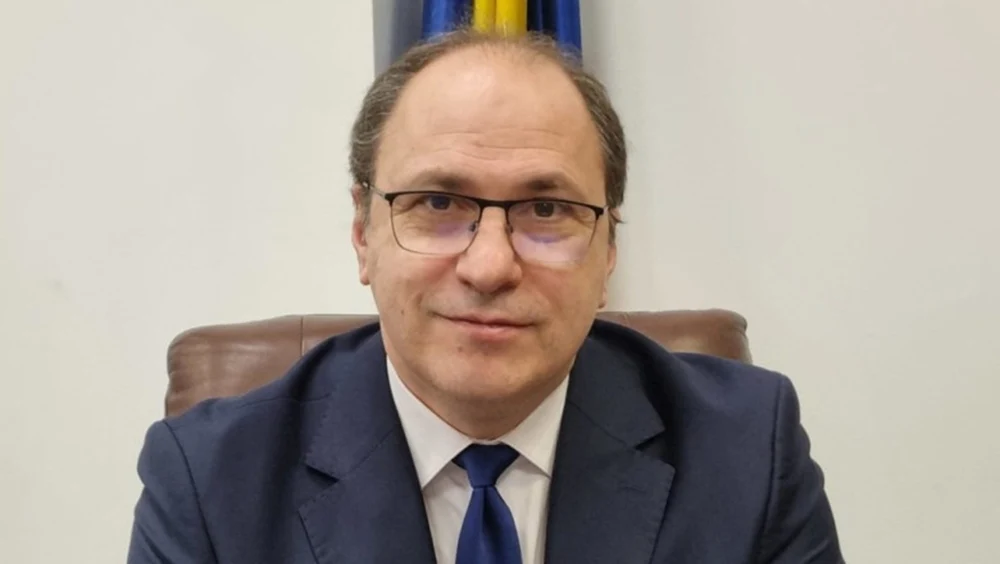 Ministrul Educației explică de ce privea la telefon, în timpul discursului emoționant al unei eleve: „Se adunaseră mai multe mesaje”