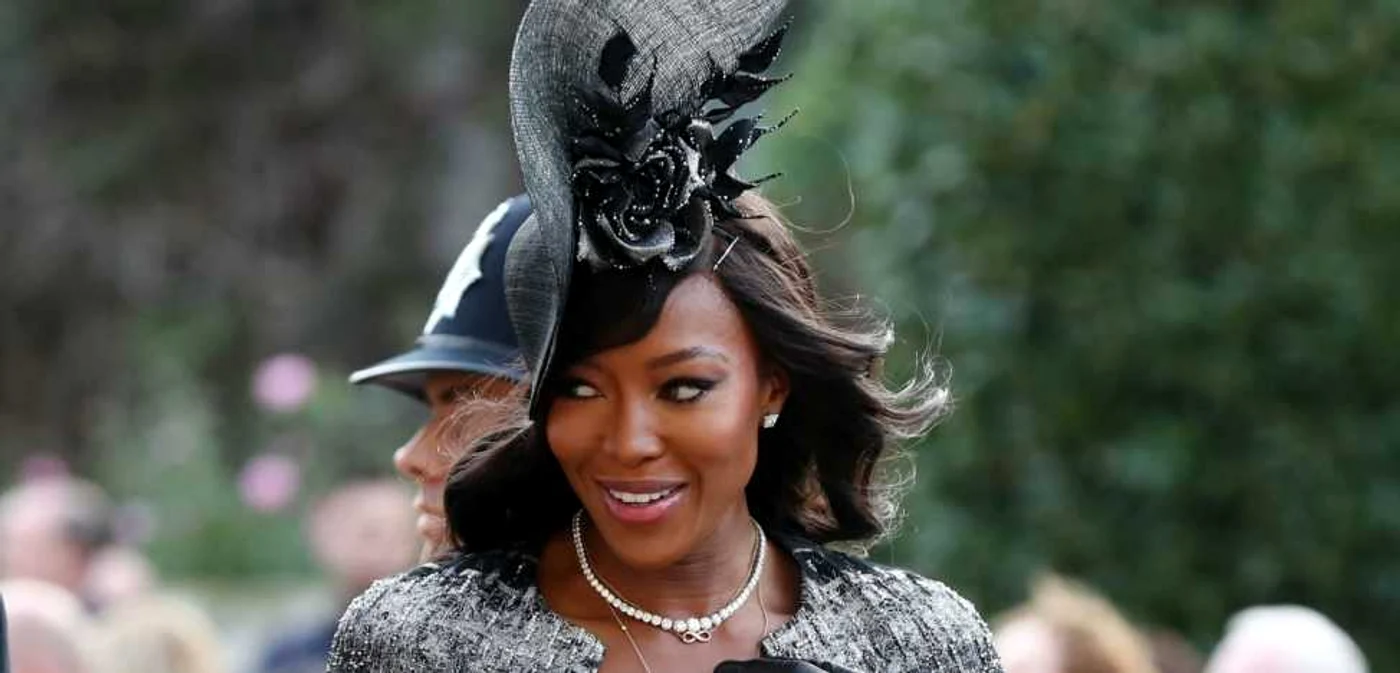 Naomi Campbell a atras atenţia într-o ţinută în nuanţe electrizante FOTO Guliver/Getty Images