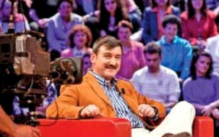 Constantin Trofin, surprins în diverse ipostaze din emisiunea pe care o prezintă la TVR 2