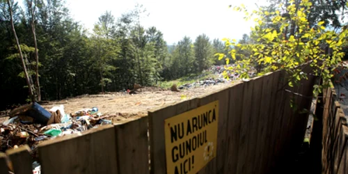 Reşiţa: Gunoiul de pe Semenic  este împachetat şi dus la altă groapă VIDEO