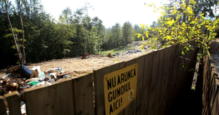 Reşiţa: Gunoiul de pe Semenic este împachetat şi dus la altă groapă VIDEO