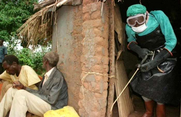 Sărăcia şi ignoranţa favorizează răspândirea virusului Ebola în Africa