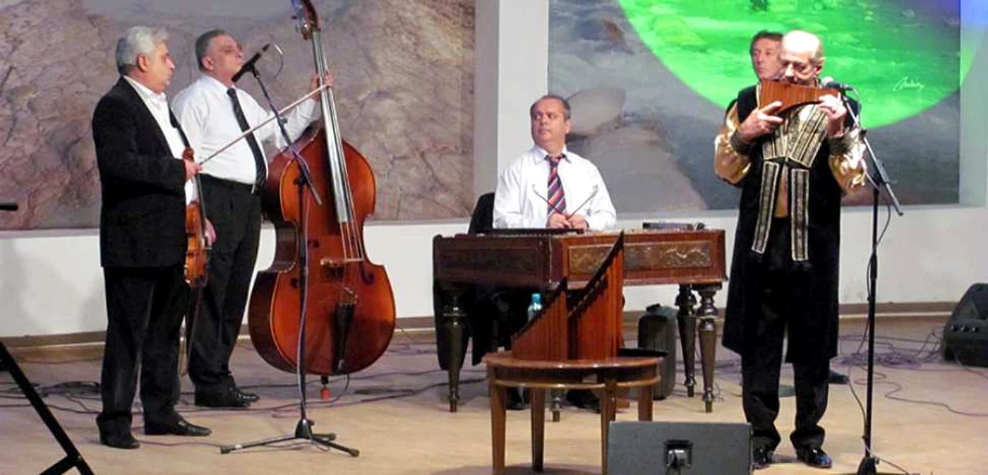 Gheorghe Zamfir a reuşit să ridice sala în picioare în mai multe rânduri                        FOTO: Iulian Bunilă