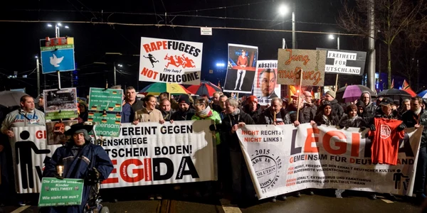 Suporteri ai grupului de dreapta Pegida măşăluiesc la aniversarea grupului afiliat din Leipzig numit Legida în Leipzig Germania FOTO Guliver/Getty Images