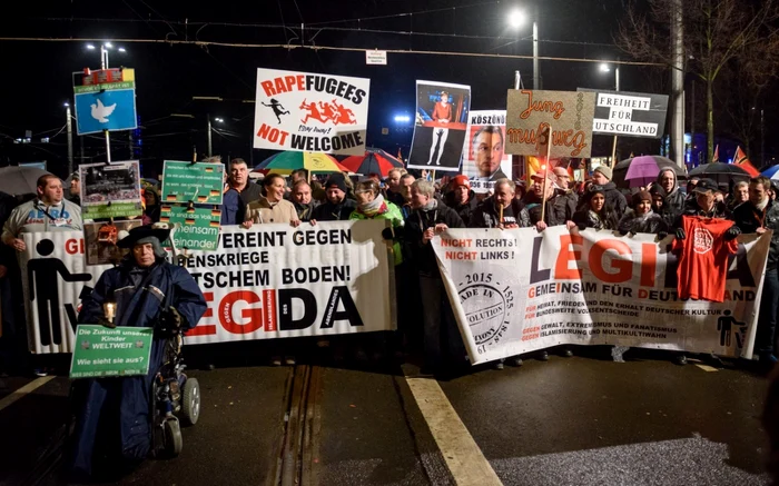 Suporteri ai grupului de dreapta Pegida măşăluiesc la aniversarea grupului afiliat din Leipzig numit Legida în Leipzig Germania FOTO Guliver/Getty Images