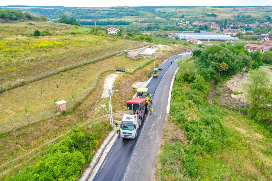 Stratul de uzură pe Transalpina de Apuseni, în turnare. Se circulă pe asfalt pe aproape 40 de kilometri VIDEO