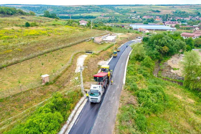 Se așterne stratul de uzură pe Transalpina de Apuseni FOTO Facebook / Județul Alba