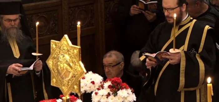Gigi Becali a stat în genunchi pe parcursul întregii slujbe. Captură Trinitas TV 