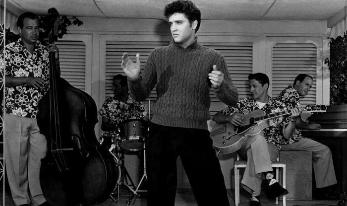 Elvis Presley, într-o scenă din filmul Jailhose Rock FOTO Profimedia