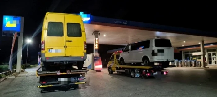 Microbuzele cu care erau transportaţi moldovenii la muncă în Italia, confiscate de oamenii legii.