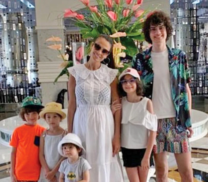 
    David (18 ani), Sarah (12 ani),  Noah (7 ani), Ava (5 ani) și Moise (3 ani)  