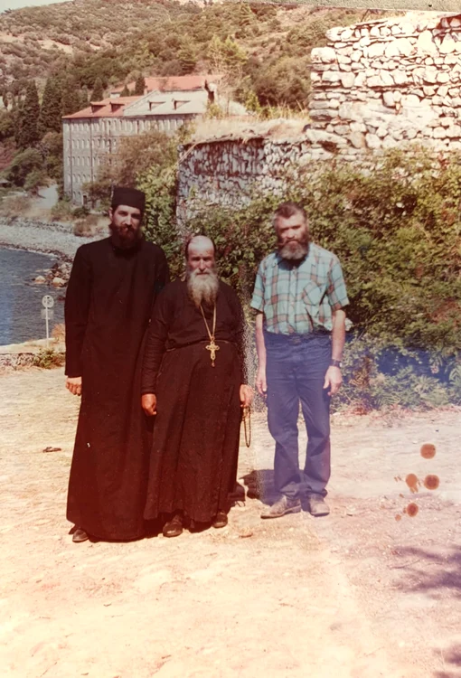 Moș Dumitru, alături de călugări români