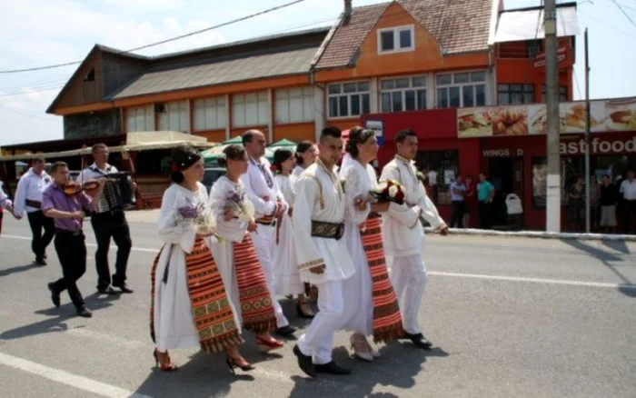 Mirii purtau costume tradiţionale confecţionate de mireasă şi prietenele sale FOTO: Bianca Sara/Arhivă