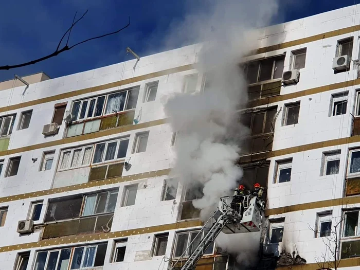 Incendiu la un bloc