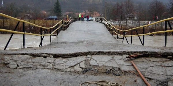 Situaţia podului de la Lunca Arieşului s-a agravat aseară. Foto: ISU Alba