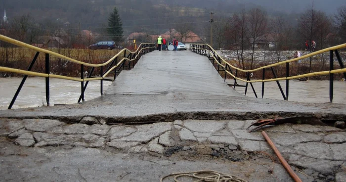 Situaţia podului de la Lunca Arieşului s-a agravat aseară. Foto: ISU Alba