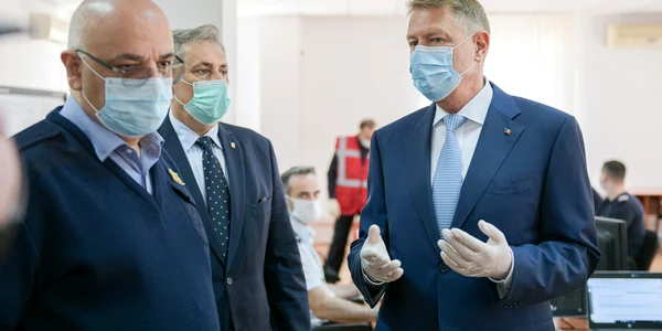 Klaus Iohannis Raed Arafat cu mască şi mănuşi FOTO Presidency.ro