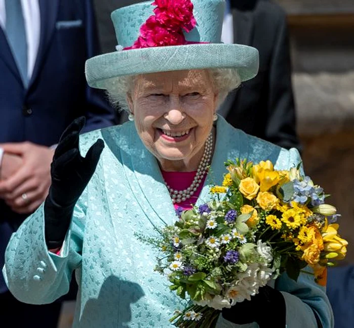 Regina a primit flori la ieșirea din biserică, cu ocazia zilei sale de naștere. Suverana a împlinit 93 de ani Foto: Captură Youtube
