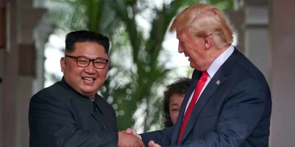 Liderul nord-coreean Kim Jong-un dă mâna cu preşedintele american Donald Trump în timpul summitului istoric SUA-RPDC de la hotelul Capella pe insula Sentosa în Singapore China FOTO Guliver / Getty Images / THE STRAITS TIMES / Kevin Lim 