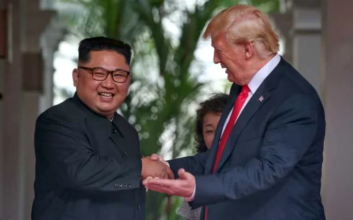 Liderul nord-coreean Kim Jong-un dă mâna cu preşedintele american Donald Trump FOTO Guliver / Getty Images / THE STRAITS TIMES / Kevin Lim