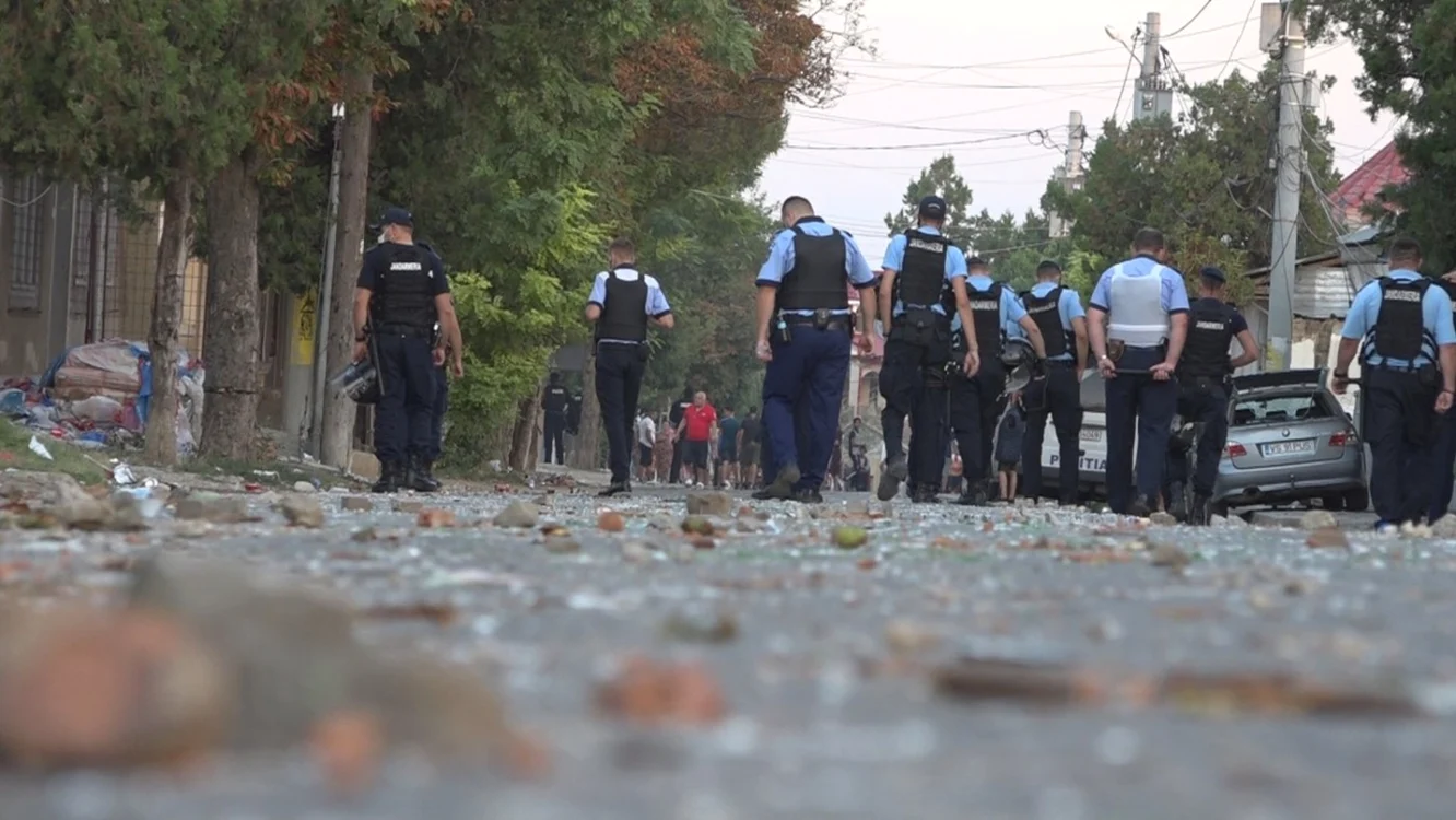 După răfuielile romilor din Murgeni străzile au rămas pline de pietre şi cioburi de sticlă