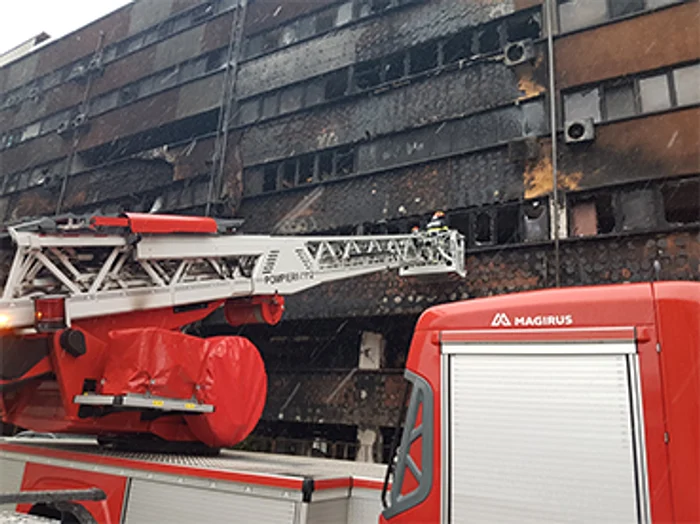 Pompierii au luptat câteva ore pentru a stinge incendiul. Foto: Adevărul
