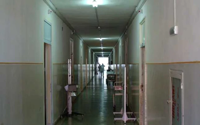 Arad: Încă trei angajaţi ai DSP Arad sunt suspectaţi de gripă porcină