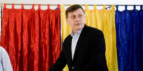  Crin Antonescu voteaza pentru alegerile europarlamentare FOTO Mediafax 