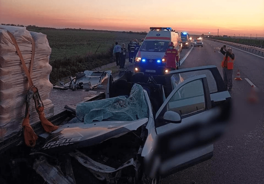 Teribil accident pe A2, soldat cu un mort și trei răniți grav. Impact devastator între un camion și un autoturism