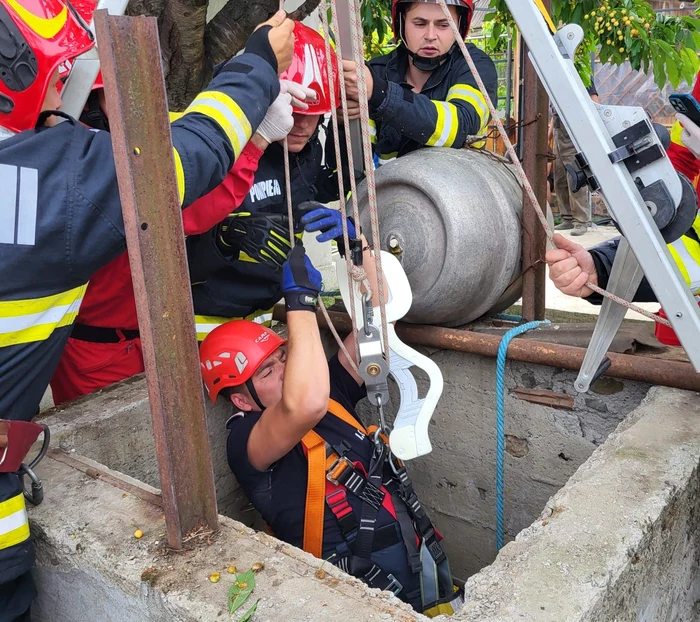 Intervenția pompierilor pentru salvarea copilului. FOTO ISU Constanta