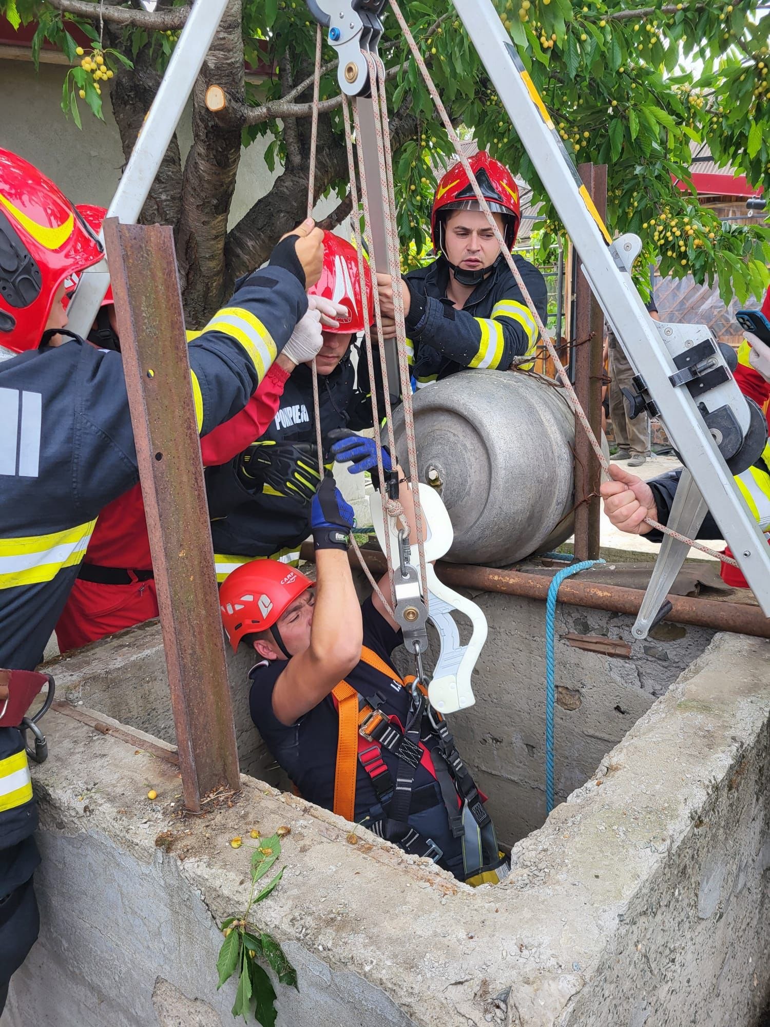 Salvare urgentă a unui copil căzut într-o fântână adâncă de 19 metri - VIDEO Salvare urgentă a unui copil căzut într-o fântână adâncă de 19 metri - VIDEO